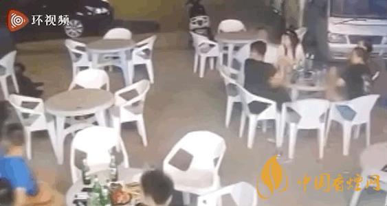 警方通報小車沖過夜市撞飛數(shù)人 這一幕太驚險了！